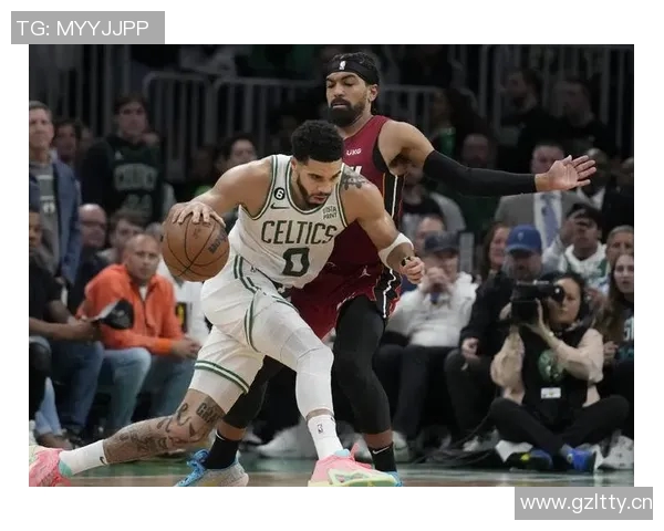 塔图姆赛场举动引爆热议 球迷炸锅纷纷讨论看法不断发酵